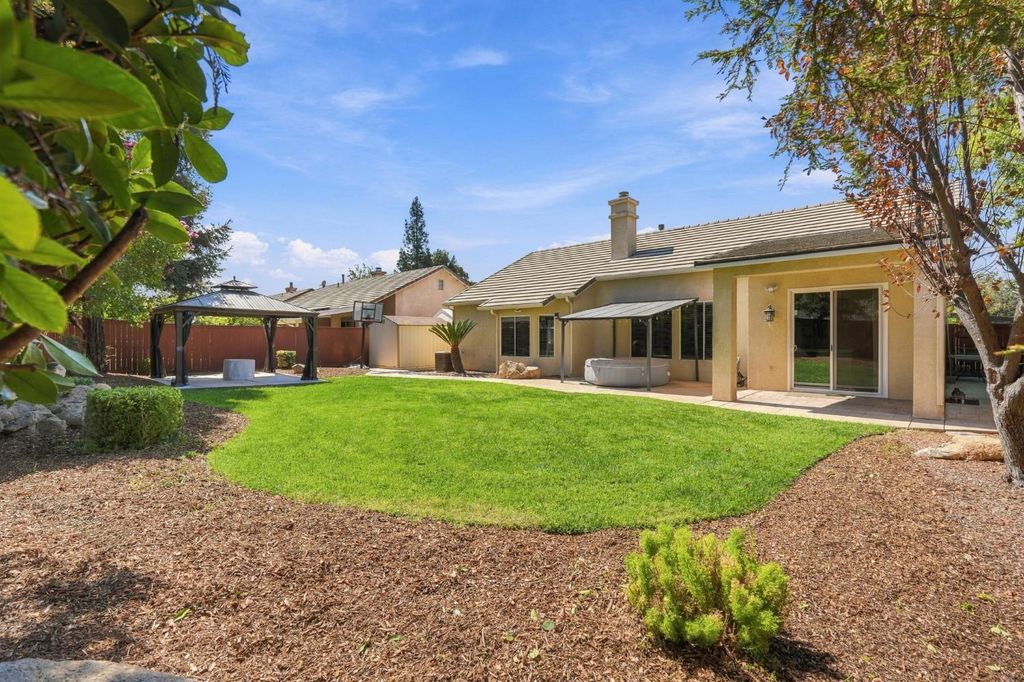 Image 48 of property listing at 4910 N Crestmoor Avenue, Clovis, CA 93619