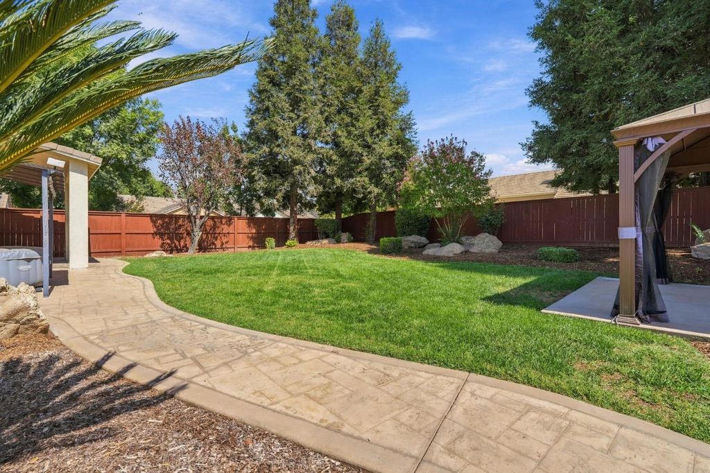 Image 49 of property listing at 4910 N Crestmoor Avenue, Clovis, CA 93619