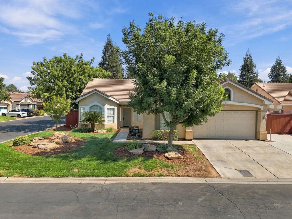 Image 5 of property listing at 4910 N Crestmoor Avenue, Clovis, CA 93619