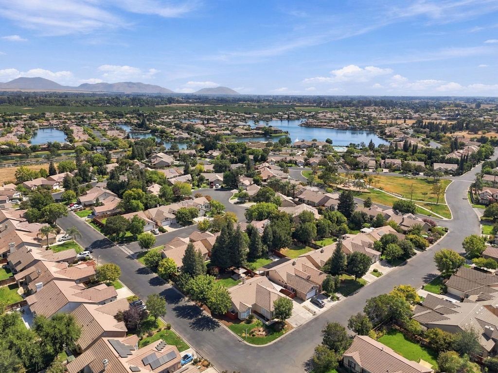 Image 51 of property listing at 4910 N Crestmoor Avenue, Clovis, CA 93619
