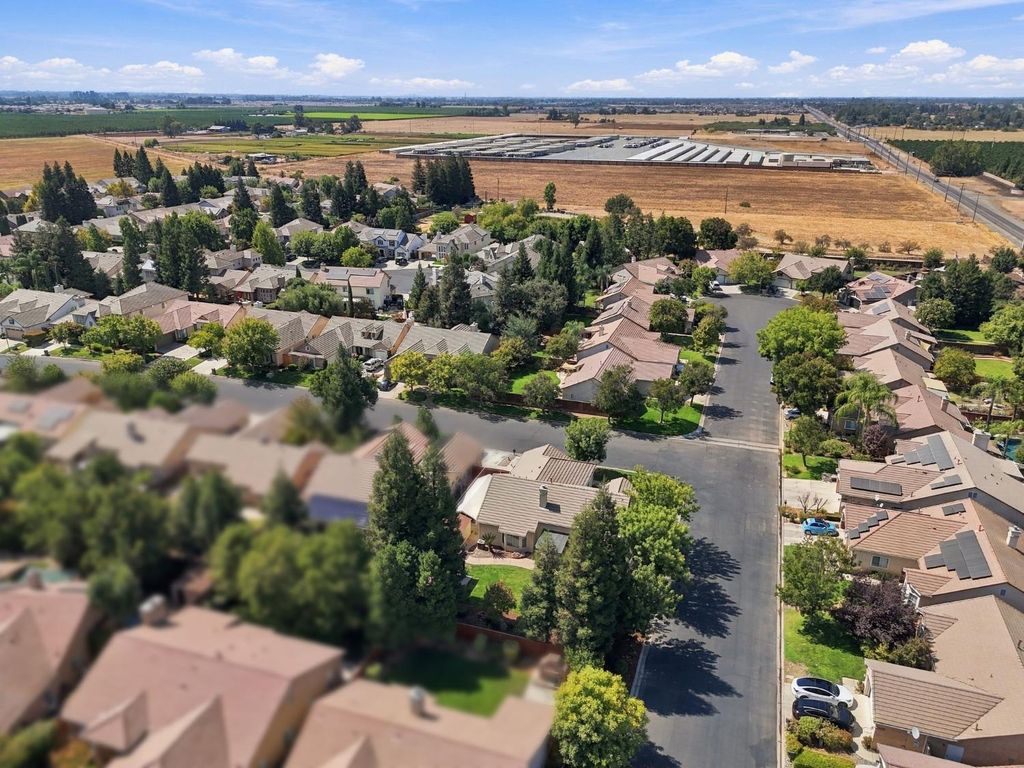 Image 52 of property listing at 4910 N Crestmoor Avenue, Clovis, CA 93619