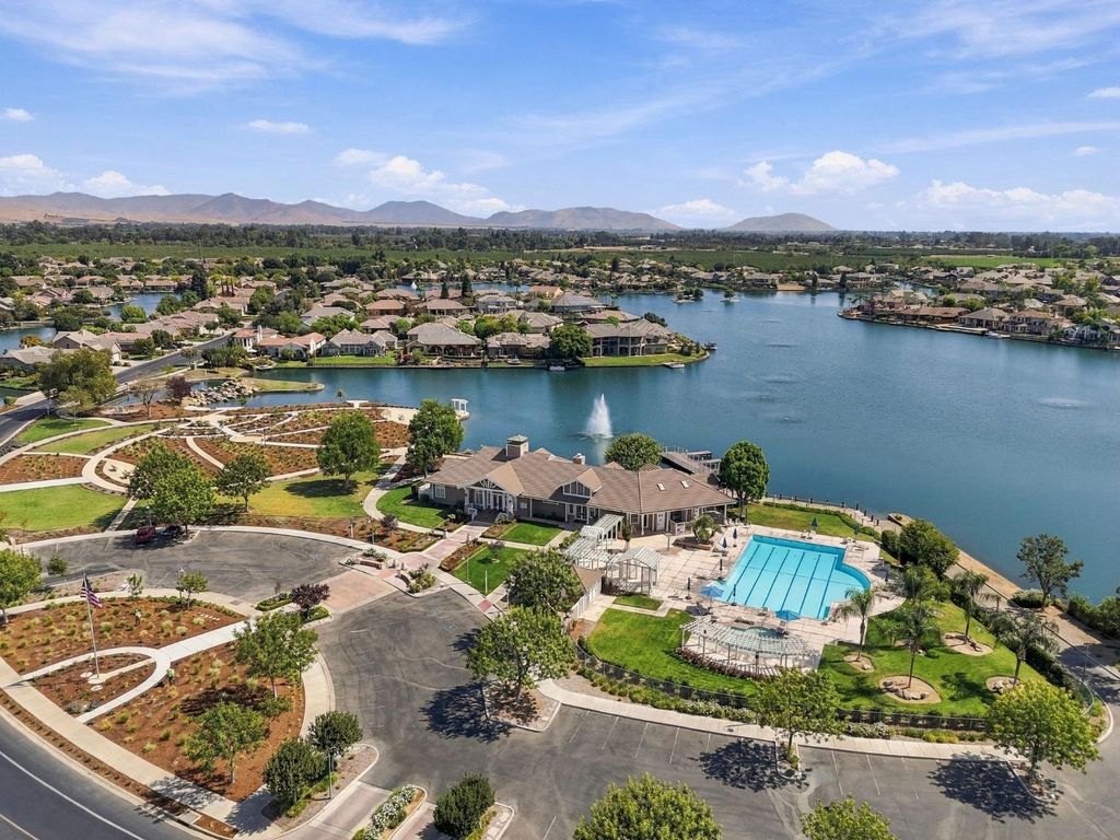 Image 54 of property listing at 4910 N Crestmoor Avenue, Clovis, CA 93619