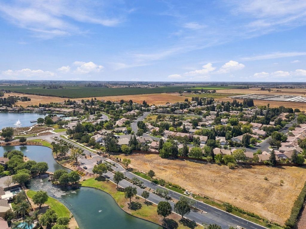 Image 56 of property listing at 4910 N Crestmoor Avenue, Clovis, CA 93619