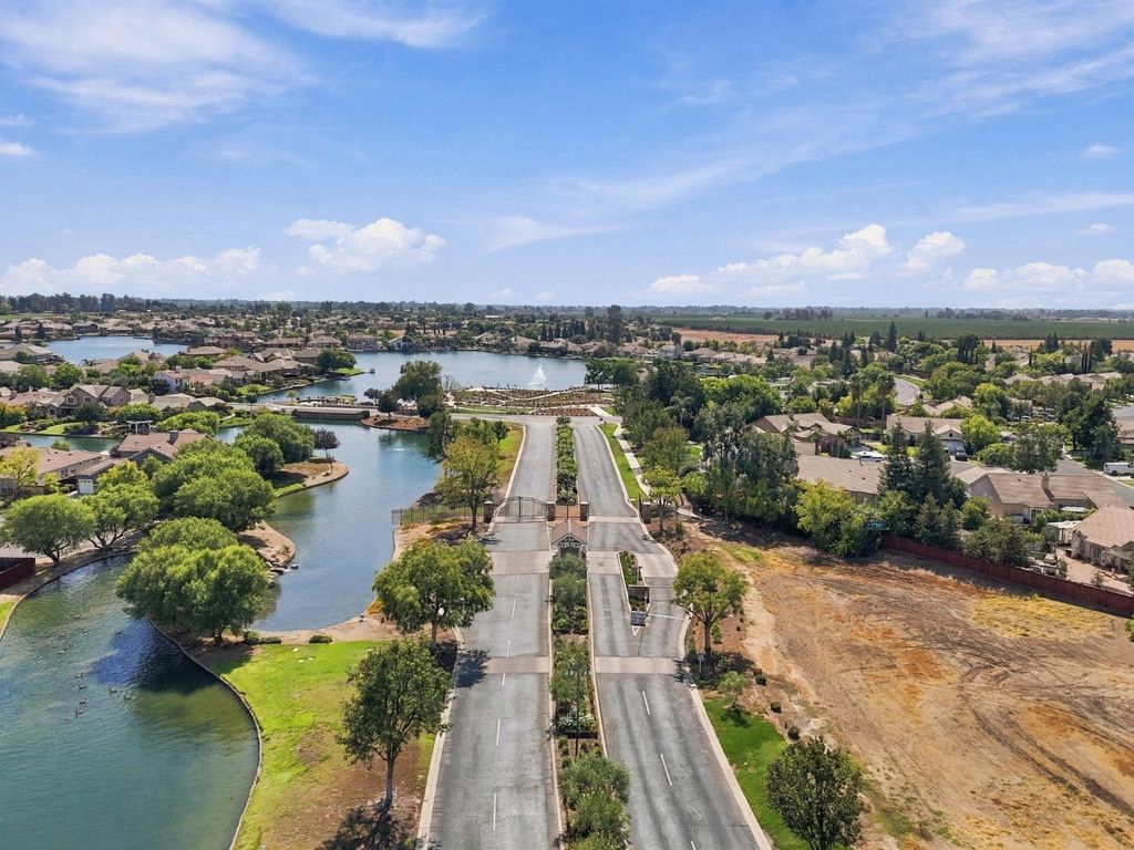 Image 57 of property listing at 4910 N Crestmoor Avenue, Clovis, CA 93619