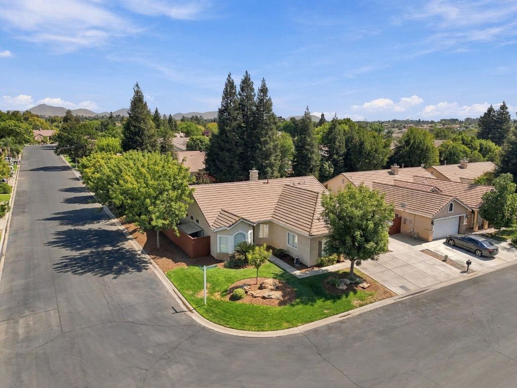 Image 6 of property listing at 4910 N Crestmoor Avenue, Clovis, CA 93619
