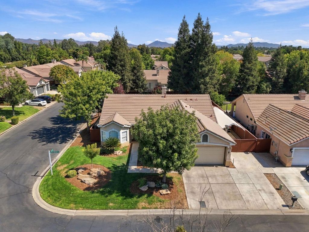 Image 7 of property listing at 4910 N Crestmoor Avenue, Clovis, CA 93619