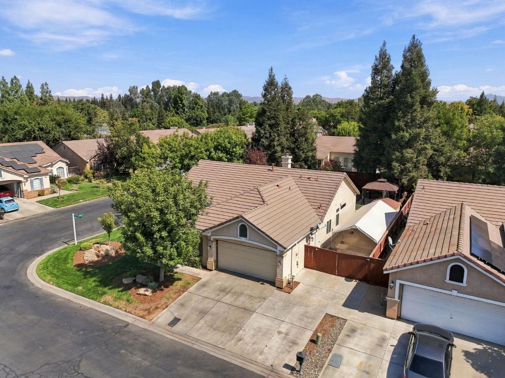 Image 8 of property listing at 4910 N Crestmoor Avenue, Clovis, CA 93619