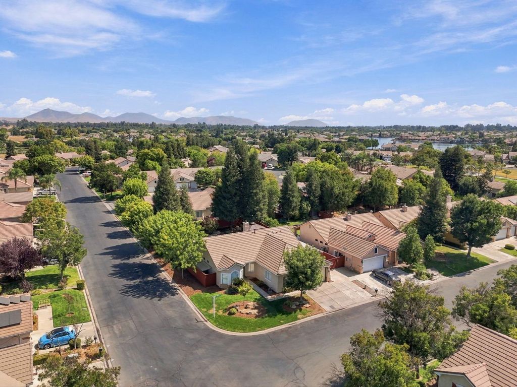 Image 9 of property listing at 4910 N Crestmoor Avenue, Clovis, CA 93619