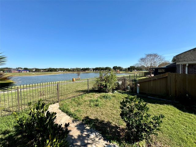 3419 Village Pond Lane, Fresno, TX 77545