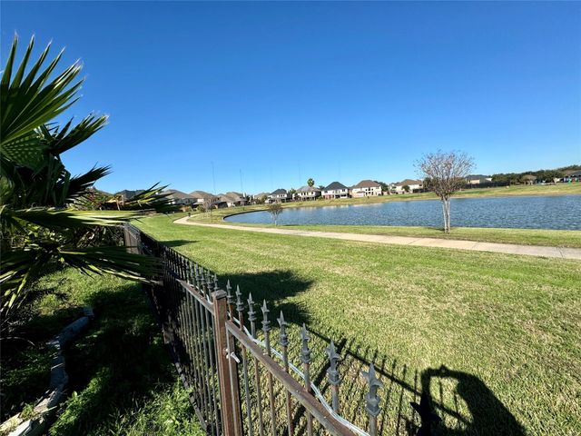 3419 Village Pond Lane, Fresno, TX 77545
