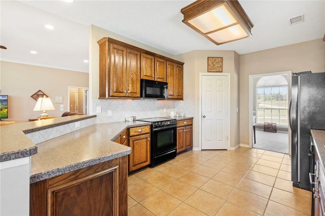 129 Lakeland Drive S, Hilltop Lakes, TX 77871