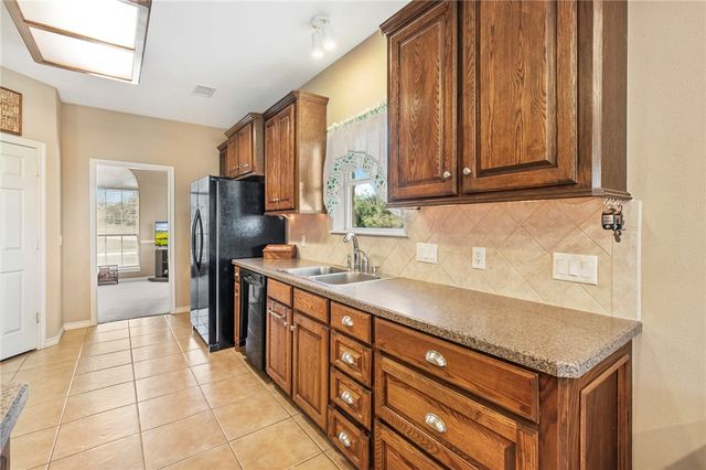 129 Lakeland Drive S, Hilltop Lakes, TX 77871