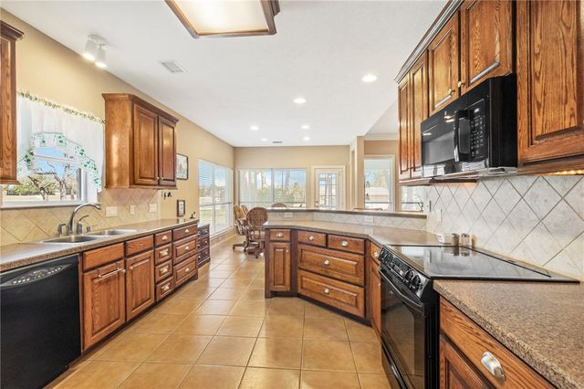 129 Lakeland Drive S, Hilltop Lakes, TX 77871