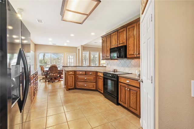 129 Lakeland Drive S, Hilltop Lakes, TX 77871