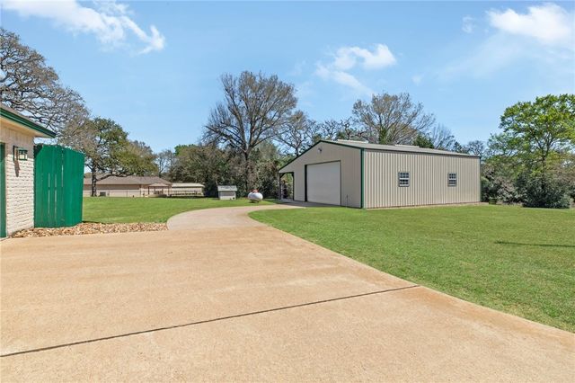 129 Lakeland Drive S, Hilltop Lakes, TX 77871