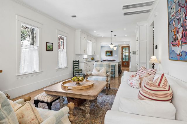 221 E 12th Street, Houston, TX 77008