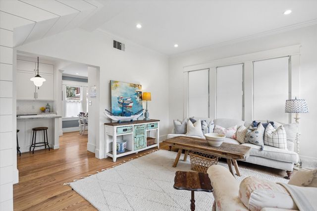 221 E 12th Street, Houston, TX 77008