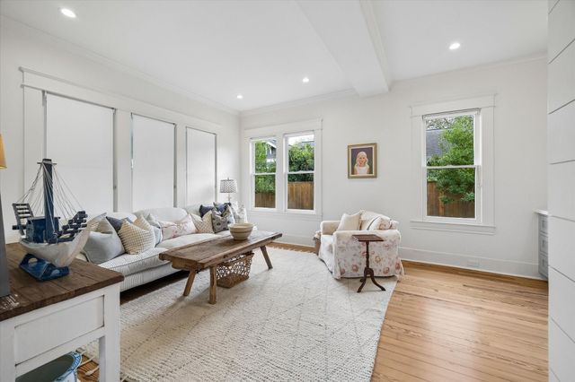 221 E 12th Street, Houston, TX 77008