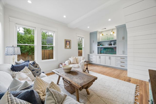 221 E 12th Street, Houston, TX 77008