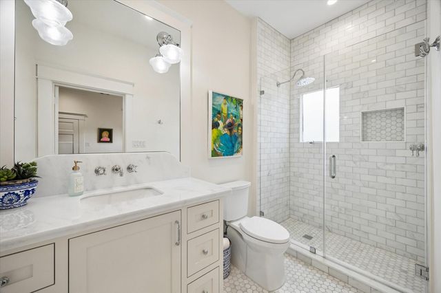 221 E 12th Street, Houston, TX 77008