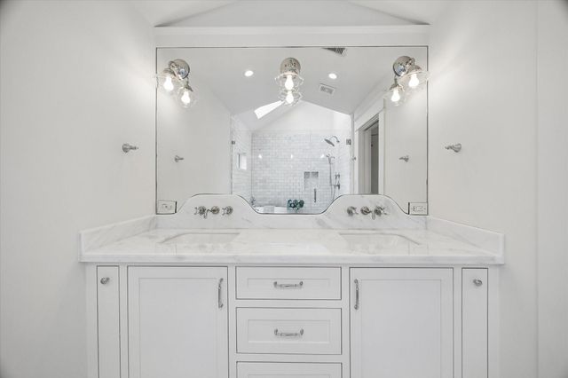 221 E 12th Street, Houston, TX 77008