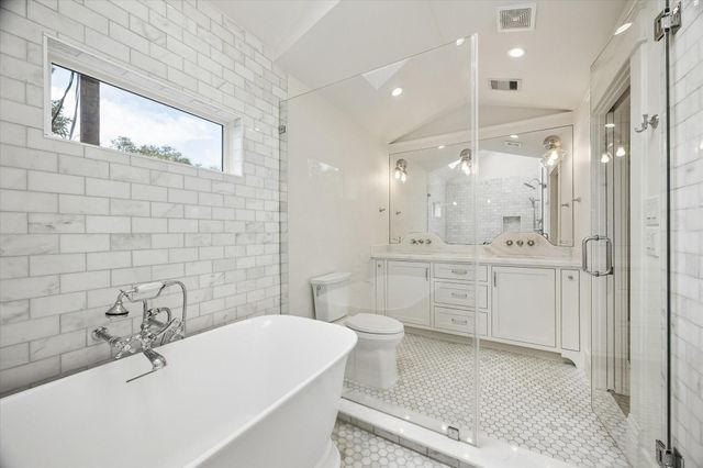 221 E 12th Street, Houston, TX 77008