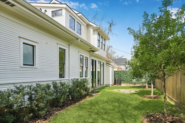 221 E 12th Street, Houston, TX 77008