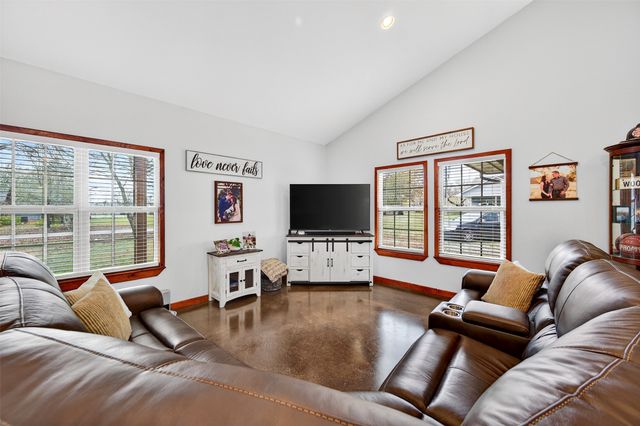 203 Mockingbird Street, Ector, TX 75439