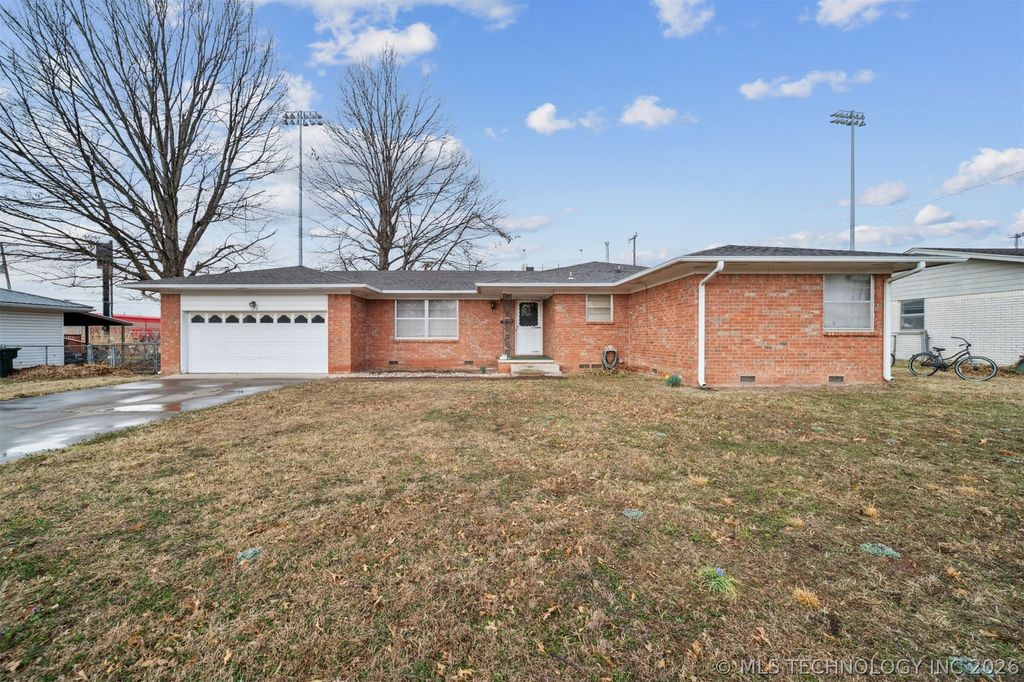 320 E 17th Street, Claremore, OK 74017