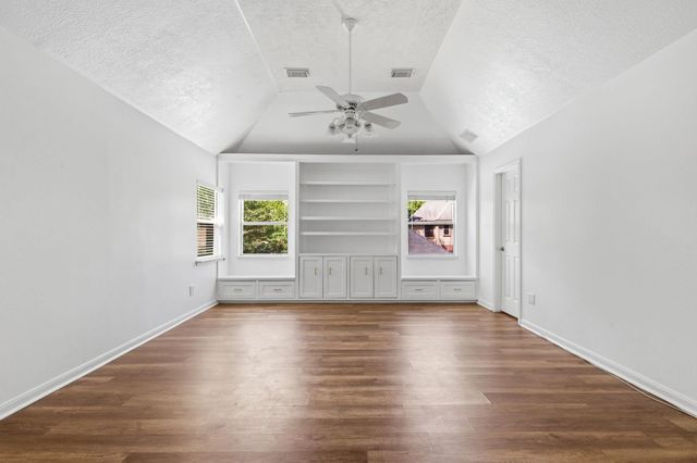26 E Sterling Pond Circle, The Woodlands, TX 77382