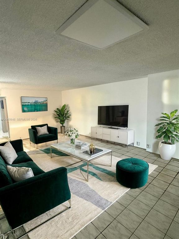 920 NE 199th St 309-3J, Miami, FL 33179