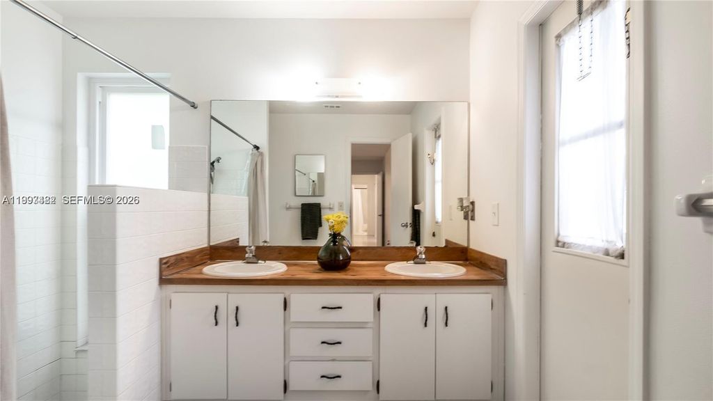 Image 28 of property listing at 7101 NW 40th St, Coral Springs, FL 33065