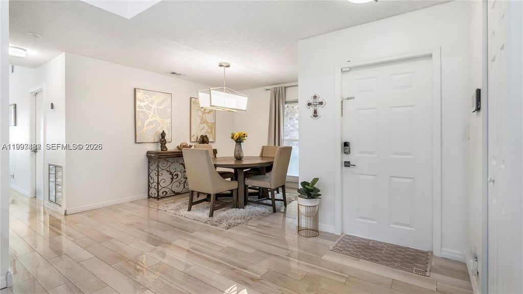 Image 8 of property listing at 7101 NW 40th St, Coral Springs, FL 33065