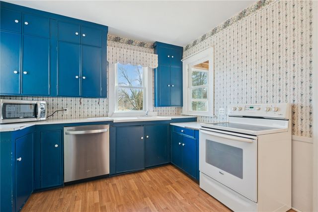 419 3rd St NW, Mt Vernon, IA 52314