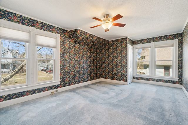 419 3rd St NW, Mt Vernon, IA 52314