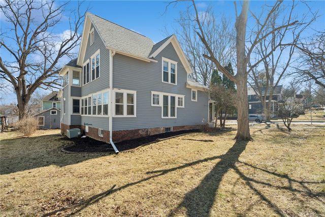 419 3rd St NW, Mt Vernon, IA 52314