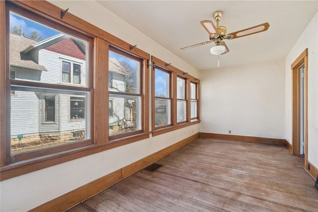 419 3rd St NW, Mt Vernon, IA 52314