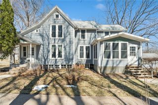 419 3rd St NW, Mt Vernon, IA 52314