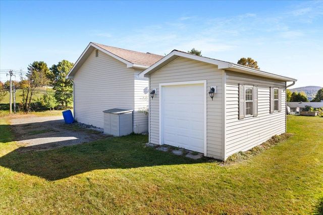 274 Scottsdale Road, Newport City, VT 05855