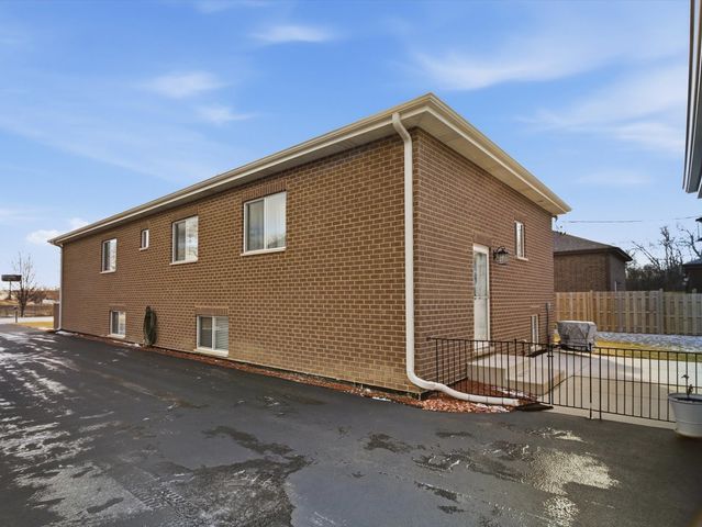 8566 S 83rd Avenue, Hickory Hills, IL 60457