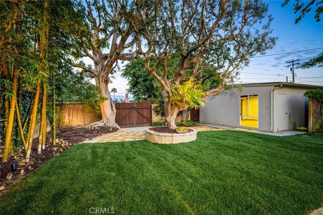 1962 Fullerton Avenue, Costa Mesa, CA 92627