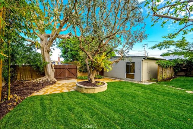 1962 Fullerton Avenue, Costa Mesa, CA 92627