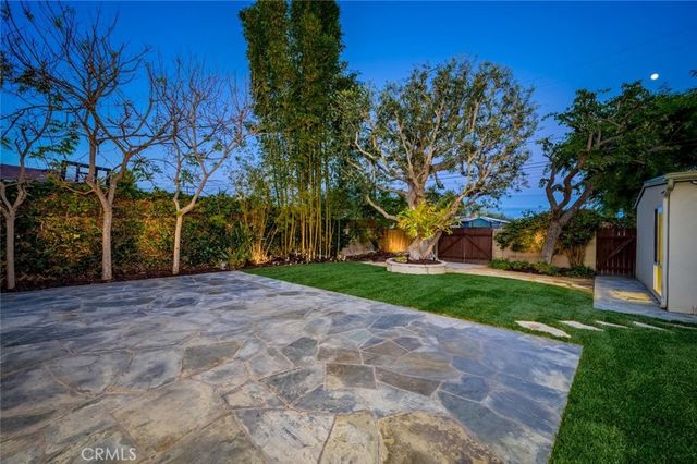 1962 Fullerton Avenue, Costa Mesa, CA 92627