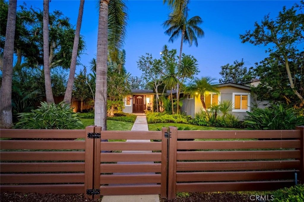 1962 Fullerton Avenue, Costa Mesa, CA 92627