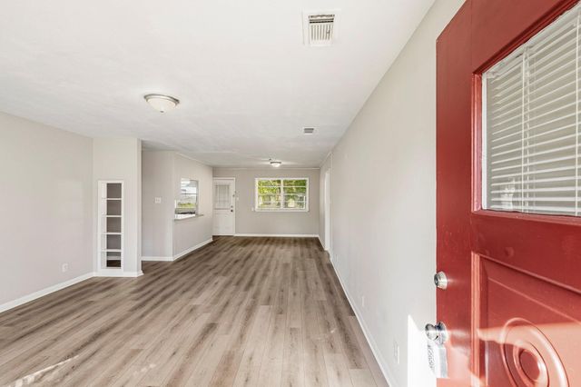 807 Texas Avenue, League City, TX 77573