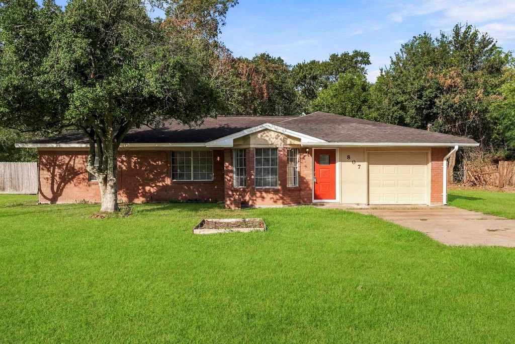 807 Texas Avenue, League City, TX 77573