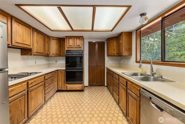 5359 Ruby Place NE, Bainbridge Island, WA 98110