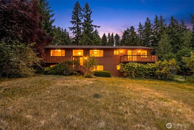 5359 Ruby Place NE, Bainbridge Island, WA 98110