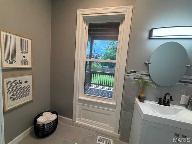 5172 Vernon Avenue, St Louis, MO 63113