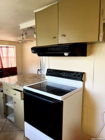 1207 el paso, Stockdale, TX 78160